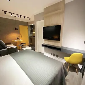 Moderno - Jardins: Cama Queen, Ar E Garagem , São Paulo Brasil